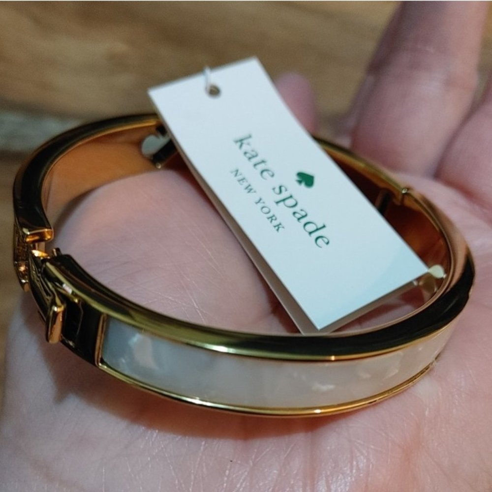 KATE SPADE BANGLE WITH SPADE CUTOUT & PEARL EFFECT DESIGN - Picture 2 of 5